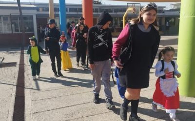 ESTUDIANTES DE IV° COMPARTEN CON SUS AHIJADOS DE KINDER