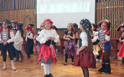 DESPEDIDA DE ESTUDIANTES DE KINDER A SUS PADRINOS DE IV MEDIO
